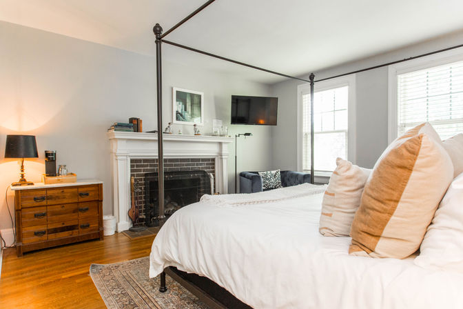 Chic 14 Bedroom Mansion Stay in Country Club Plaza image 86