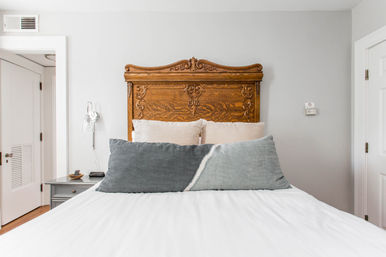 Chic 14 Bedroom Mansion Stay in Country Club Plaza image 23