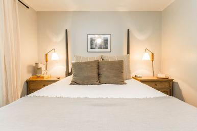 Chic 14 Bedroom Mansion Stay in Country Club Plaza image 52