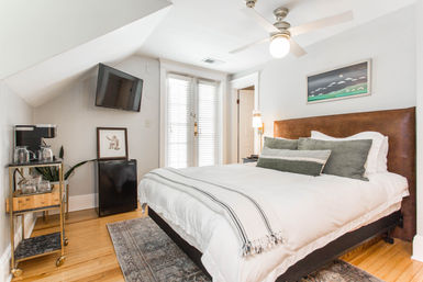 Chic 14 Bedroom Mansion Stay in Country Club Plaza image 34