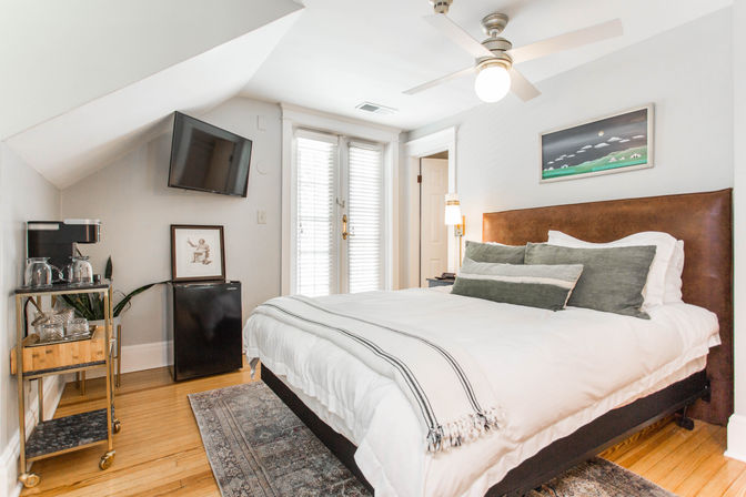 Chic 14 Bedroom Mansion Stay in Country Club Plaza image 34