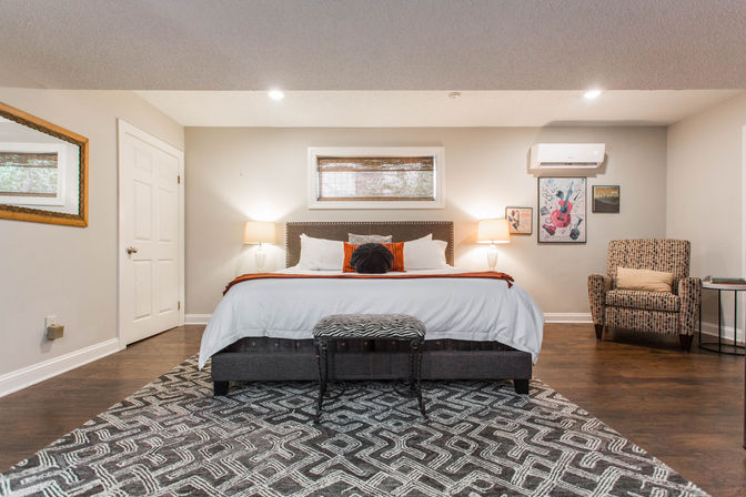 Chic 14 Bedroom Mansion Stay in Country Club Plaza image 16