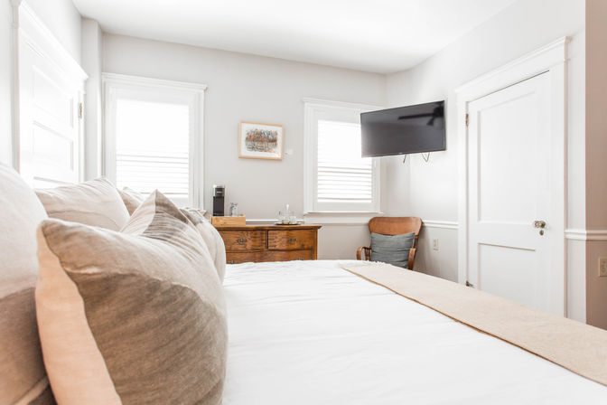 Chic 14 Bedroom Mansion Stay in Country Club Plaza image 15