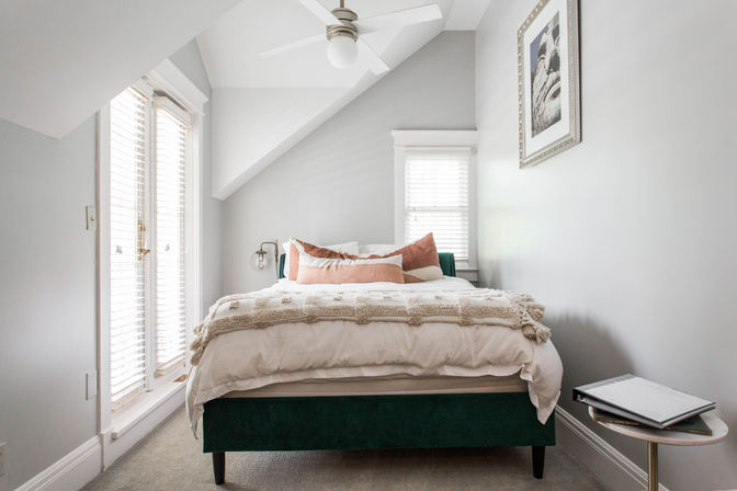 Chic 14 Bedroom Mansion Stay in Country Club Plaza image 64