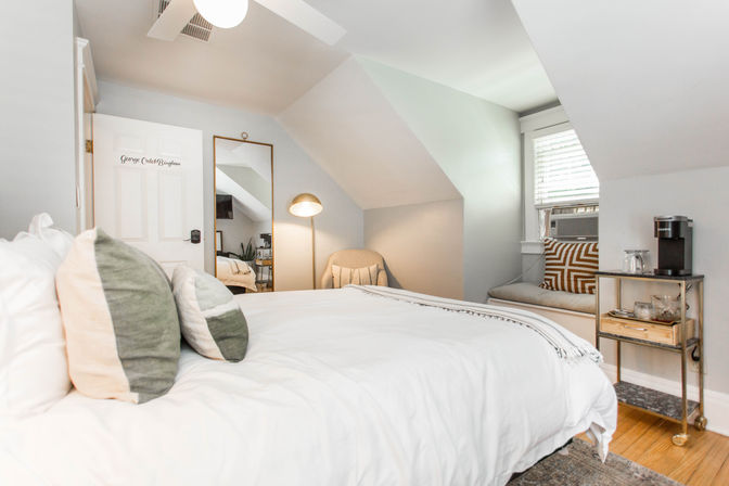 Chic 14 Bedroom Mansion Stay in Country Club Plaza image 32