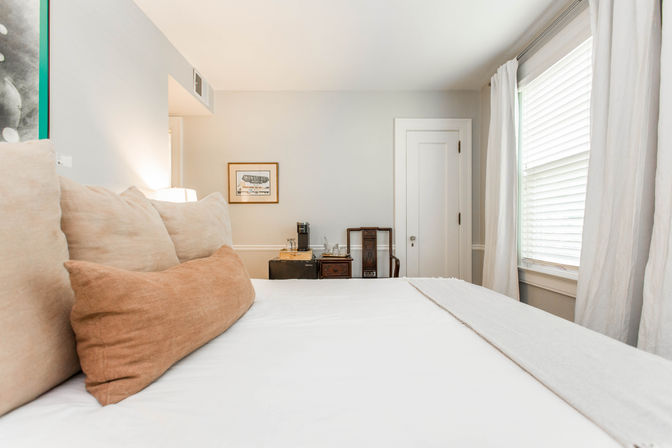 Chic 14 Bedroom Mansion Stay in Country Club Plaza image 45