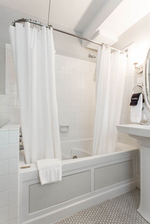 Chic 14 Bedroom Mansion Stay in Country Club Plaza image 93