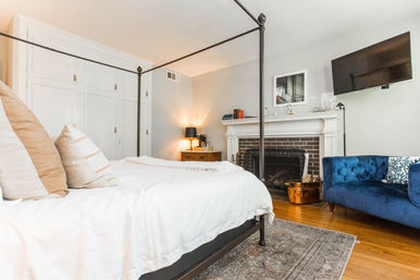 Chic 14 Bedroom Mansion Stay in Country Club Plaza image 90