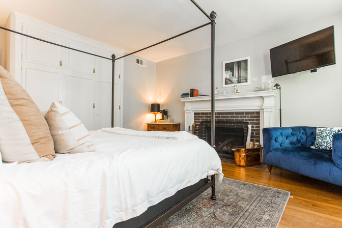 Chic 14 Bedroom Mansion Stay in Country Club Plaza image 90