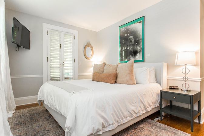 Chic 14 Bedroom Mansion Stay in Country Club Plaza image 46