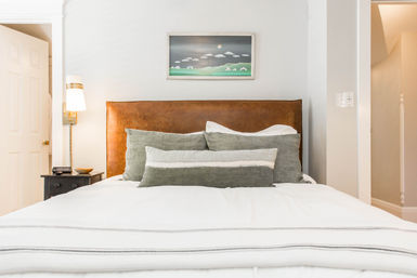 Chic 14 Bedroom Mansion Stay in Country Club Plaza image 33