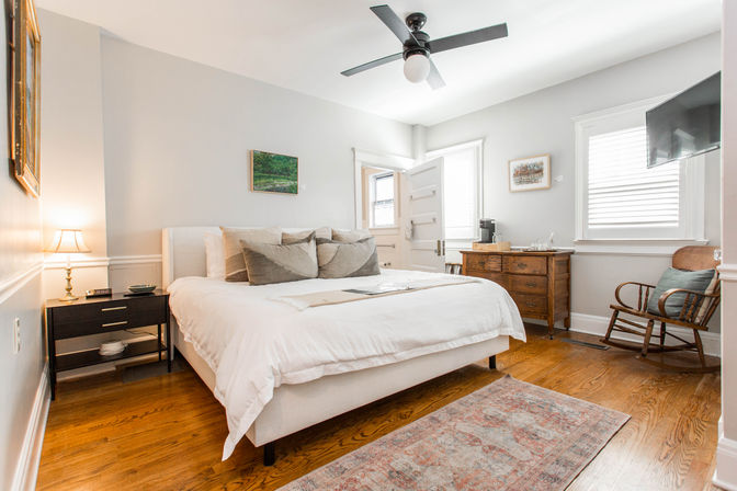 Chic 14 Bedroom Mansion Stay in Country Club Plaza image 14