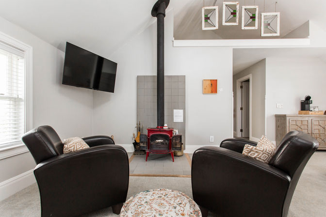 Chic 14 Bedroom Mansion Stay in Country Club Plaza image 37