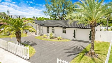 The Miami Resort: Stunning Villa with Heated Pool + Outdoor Bar image 9