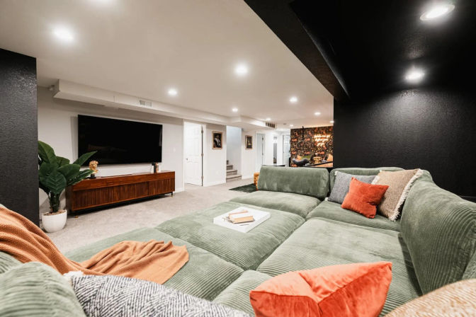 The Luxe: Hot Tub, Cinema Room & Fire Pit image 22