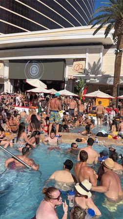 Chéri Encore Package: Brunch, Limo & Pool Party image 31