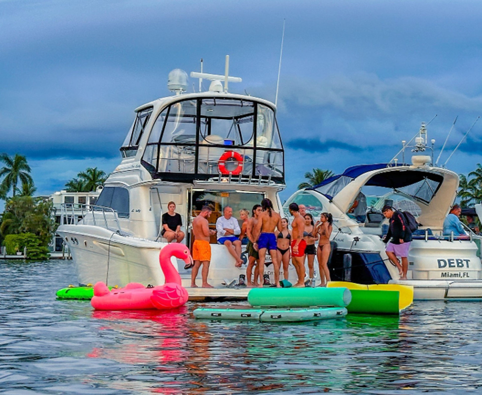Luxury Yacht Charters for Up to 30 Guests with Complimentary Catered Snacks image 2