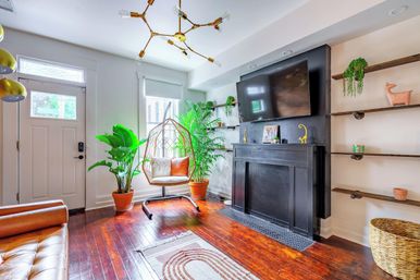 Jungalow: Bold, Plant-Filled Stay with Backyard in Heart of Columbus image 8