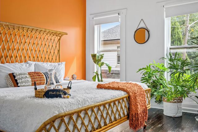 Jungalow: Bold, Plant-Filled Stay with Backyard in Heart of Columbus image 4