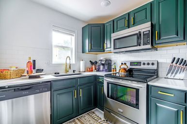 Jungalow: Bold, Plant-Filled Stay with Backyard in Heart of Columbus image 7