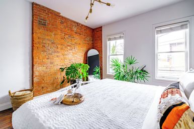 Jungalow: Bold, Plant-Filled Stay with Backyard in Heart of Columbus image 12