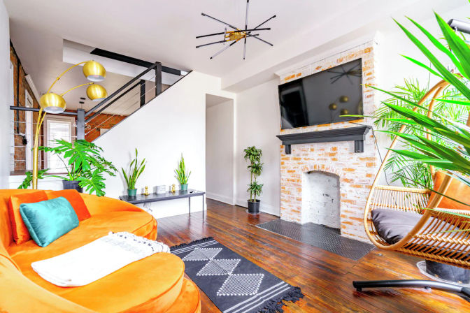 Jungalow: Bold, Plant-Filled Stay with Backyard in Heart of Columbus image 3