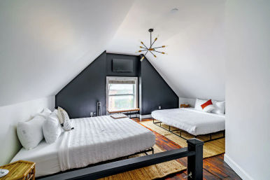 Jungalow: Bold, Plant-Filled Stay with Backyard in Heart of Columbus image 24