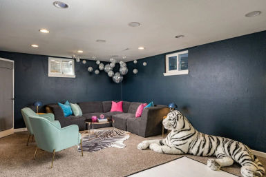 La Maison Bleue: Chic Rental with Pool, Sauna, Hot Tub & Karaoke Room image 15