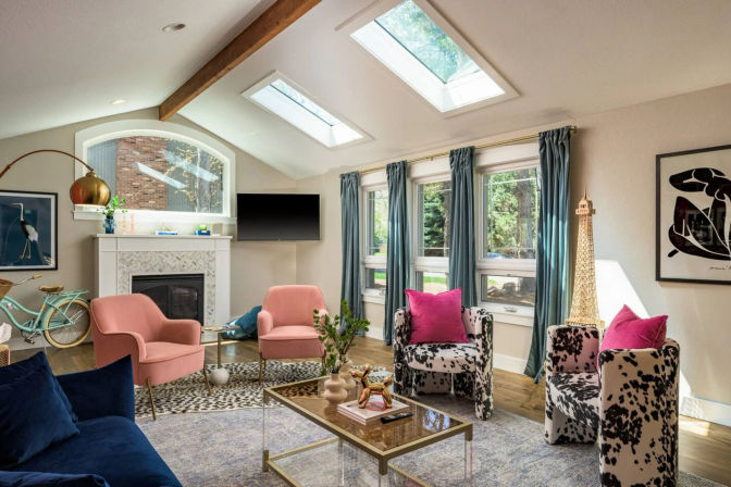 La Maison Bleue: Chic Rental with Pool, Sauna, Hot Tub & Karaoke Room image 4