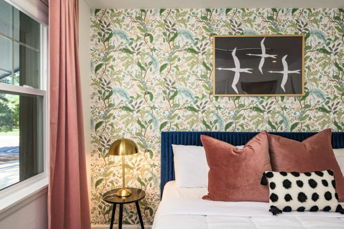 La Maison Bleue: Chic Rental with Pool, Sauna, Hot Tub & Karaoke Room image 22