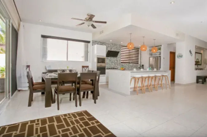 Perfect Stay: Newly Renovated 4 BR Villa in Puerto Aventuras image 7