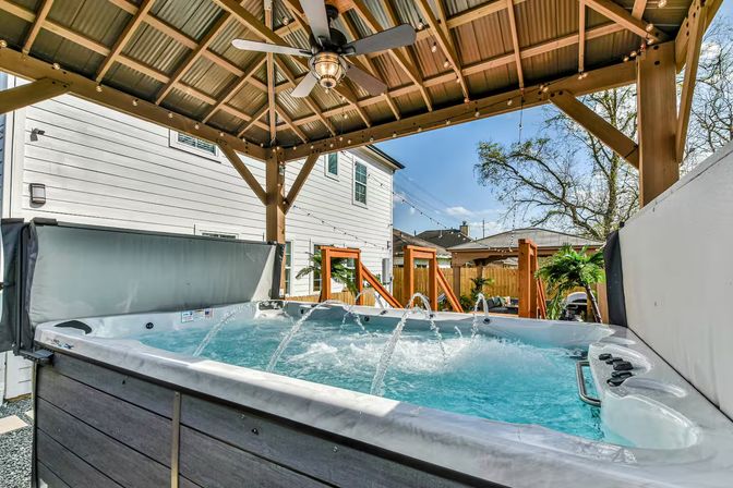Luxe Duplex Resort with a Mega Hot Tub near NRG Stadium image 3
