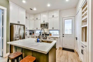 Luxe Duplex Resort with a Mega Hot Tub near NRG Stadium image 25