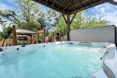 Luxe Duplex Resort with a Mega Hot Tub near NRG Stadium image 46