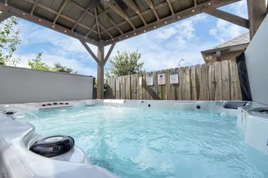 Luxe Duplex Resort with a Mega Hot Tub near NRG Stadium image 44