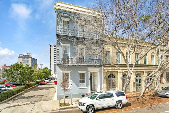 Double Condo Rental with Spacious and Luxurious Art-Filled Suites, Private Rooftop Terrace & Parking image 6