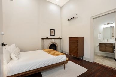 Double Condo Rental with Spacious and Luxurious Art-Filled Suites, Private Rooftop Terrace & Parking image 7