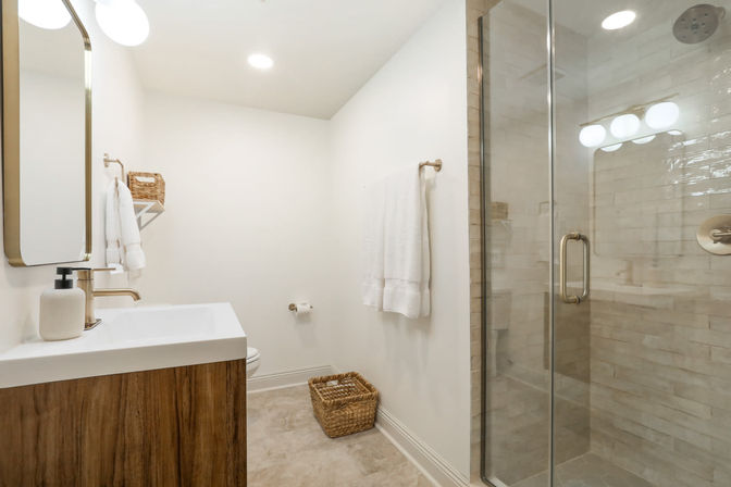 Double Condo Rental with Spacious and Luxurious Art-Filled Suites, Private Rooftop Terrace & Parking image 24