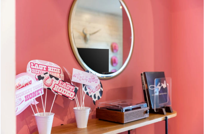 The Outrider by AvantStay: Ultimate Bachelorette Retreat Near Broadway (Sleeps 24) image 8