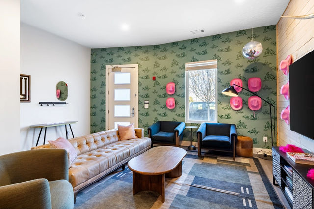 The Outrider by AvantStay: Ultimate Bachelorette Retreat Near Broadway (Sleeps 24) image 3