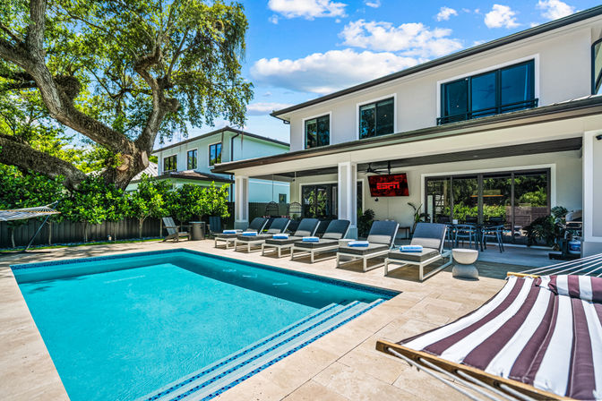 Insta-Worthy 5 BR with Heated Pool: 5 Minutes to Las Olas image 5