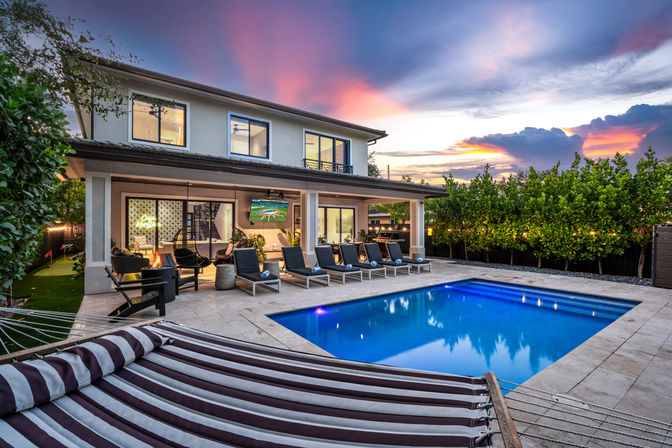 Insta-Worthy 5 BR with Heated Pool: 5 Minutes to Las Olas image 1