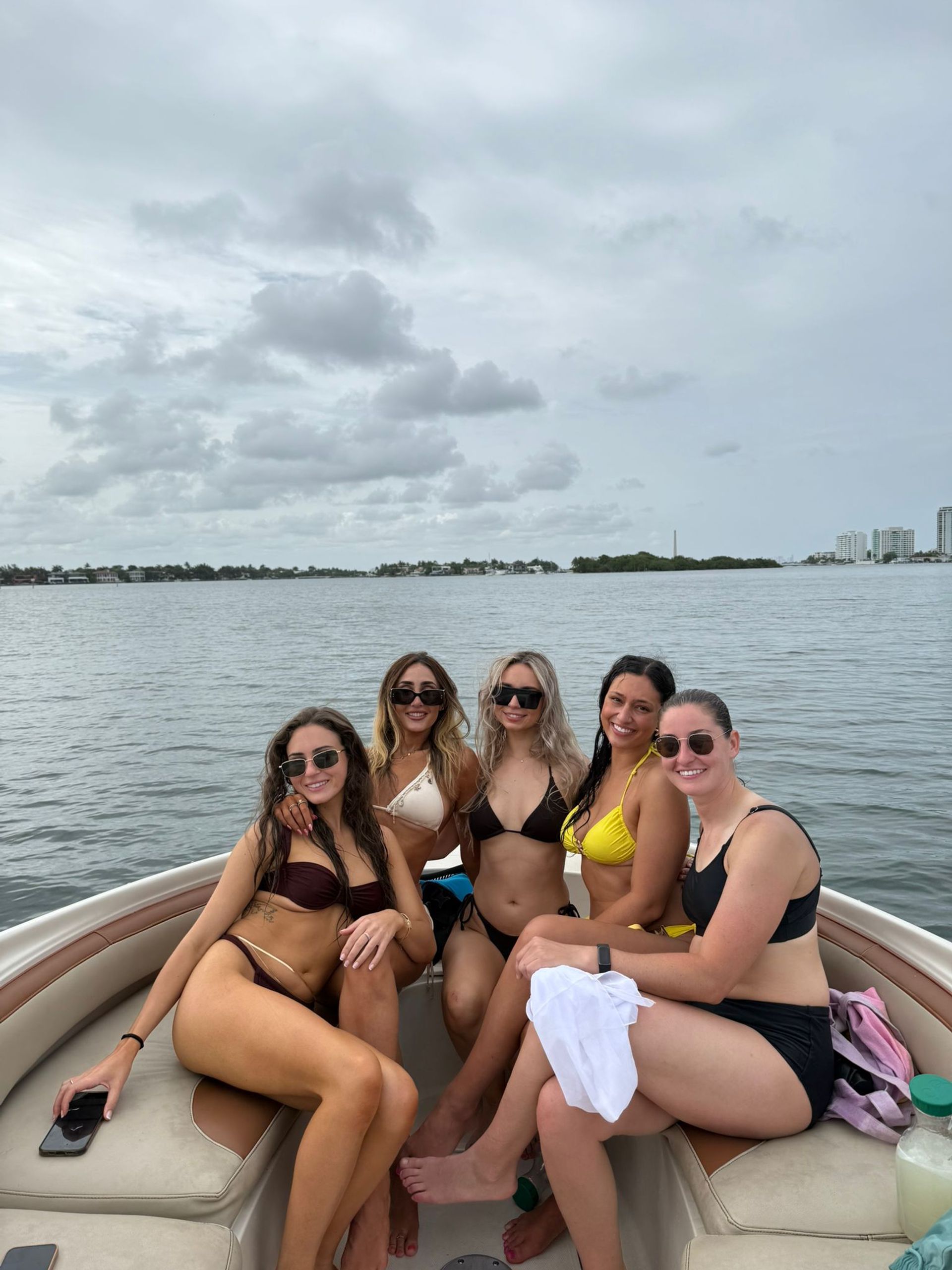 The Best Deal in the Miami! Sea Ray Sundeck 26' - Fun at an Unbeatable Price! image 2