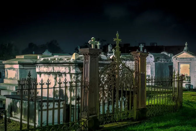Haunted History Pub Crawl: Discover Ghosts, Vampires, and True Crime Legends image 11