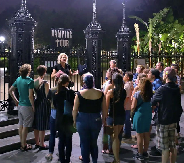 Haunted History Pub Crawl: Discover Ghosts, Vampires, and True Crime Legends image 4