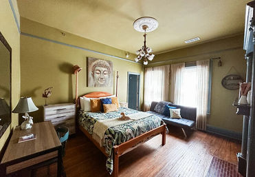 B'ham Tree House: Magical Mansion with 7 Suites & Cozy Hangout Spots image 15