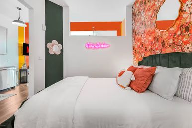 Hippy Tonk: Retro Vibes, Pool, Skyline Lounge + Walk to Broadway image 14