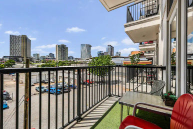 Hippy Tonk: Retro Vibes, Pool, Skyline Lounge + Walk to Broadway image 3