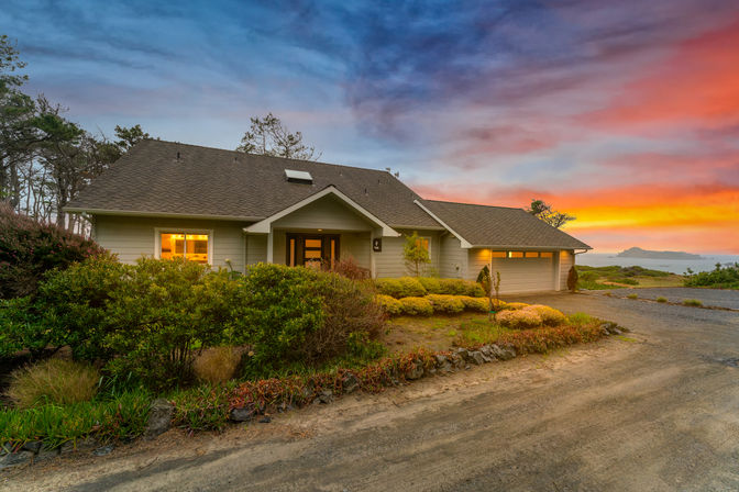 Wander Anchor Bay: Luxe 3BR Coastal Retreat in Gualala with Gym, Hot Tub & Ocean Views image 9