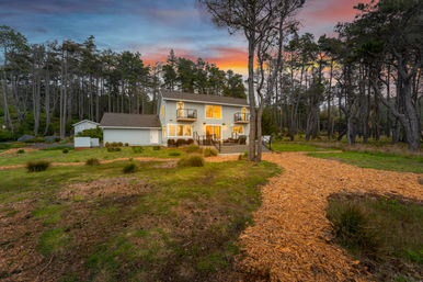Wander Anchor Bay: Luxe 3BR Coastal Retreat in Gualala with Gym, Hot Tub & Ocean Views image 10